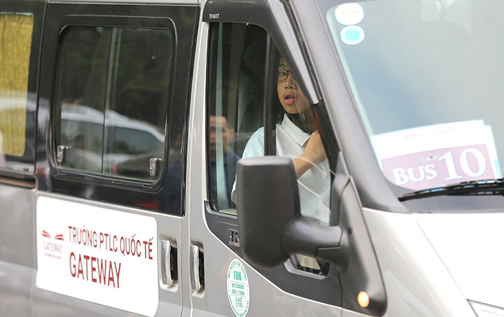 Vị phụ huynh này cũng cho biết sẽ chấp nhận mất tiền để tìm trường khác cho con. "Biết bao nhiêu tiền để bù đắp nỗi đau nếu xảy ra sự việc như hôm qua", vị này nói.