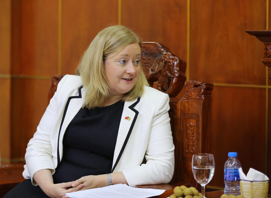 Đại sứ Ireland Cait Moran Đại sứ Ireland Cait Moran