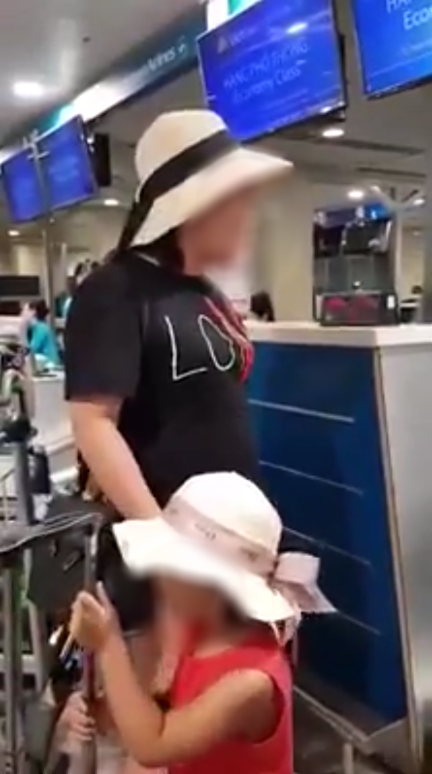 Nữ hành khách đi cùng trẻ nhỏ vẫn thản nhiên chửi bới nhân viên sân bay. (ảnh cắt từ clip) Nữ hành khách đi cùng trẻ nhỏ vẫn thản nhiên chửi bới nhân viên sân bay. (ảnh cắt từ clip)