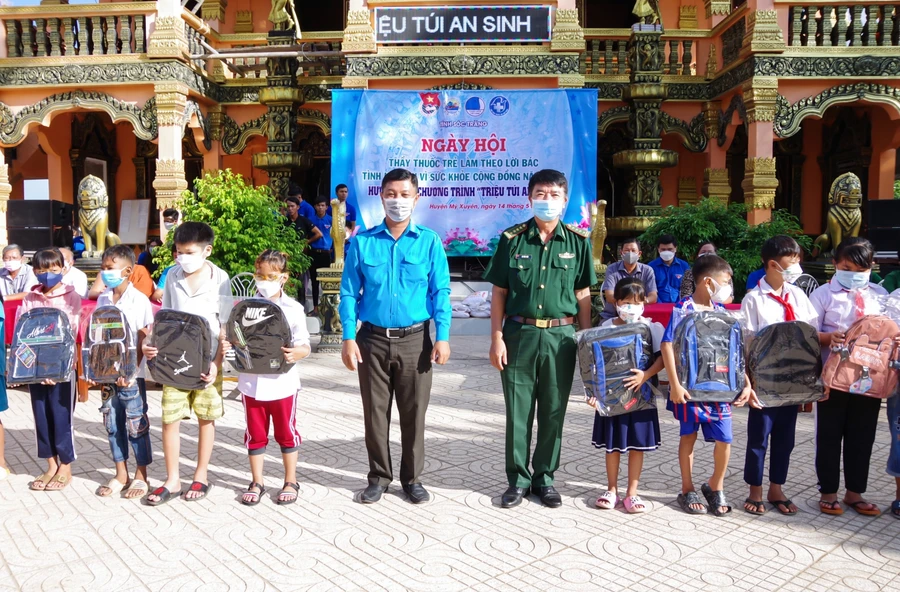 Đại tá Lê Văn Anh, Phó chính uỷ bộ đội Biên phòng Sóc Trăng và đồng chí Lê Minh Dương, Phó Bí thư Tỉnh đoàn Sóc Trăng trao tặng cặp da cho học sinh có hoàn cảnh khó khăn.