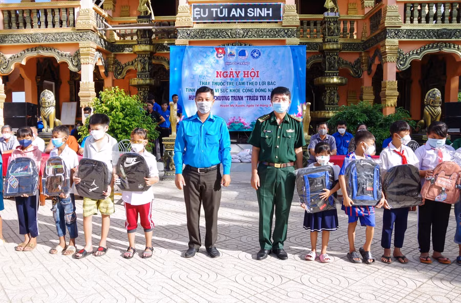 Đại tá Lê Văn Anh, Phó chính uỷ bộ đội Biên phòng Sóc Trăng và đồng chí Lê Minh Dương, Phó Bí thư Tỉnh đoàn Sóc Trăng trao tặng cặp da cho học sinh có hoàn cảnh khó khăn.