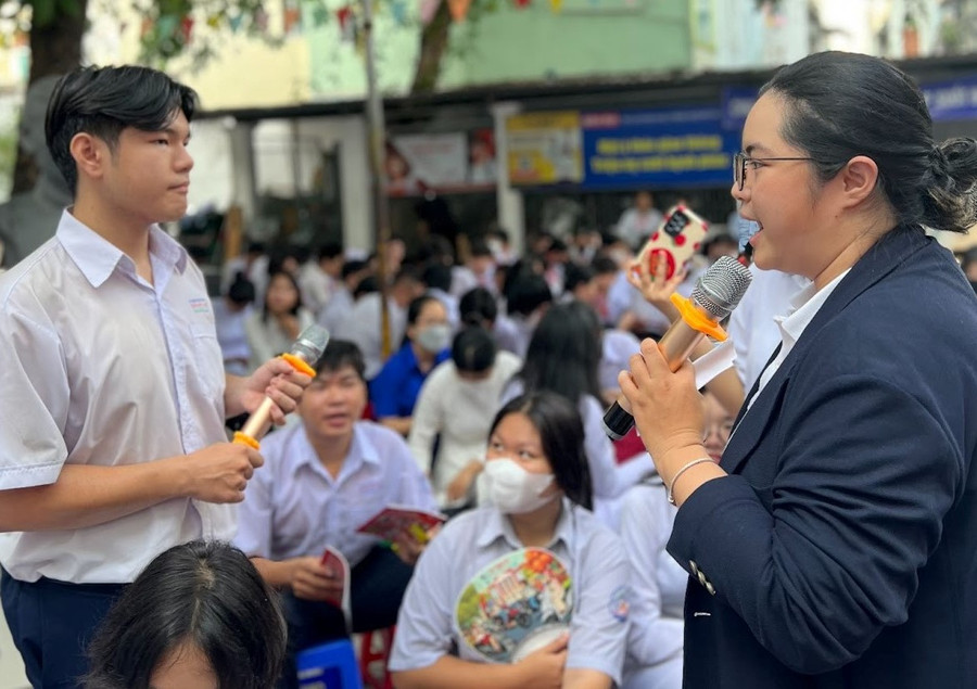 Học sinh trường THCS - THPT Sương Nguyệt Anh hăng hái trả lời các câu hỏi của diễn giả.