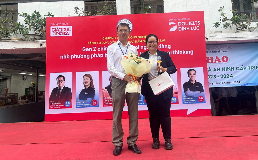 Cô Tô Ngọc Vy - đại diện DOL English gửi tặng hoa cảm ơn Ban Giám Hiệu trường THCS - THPT Sương Nguyệt Anh.