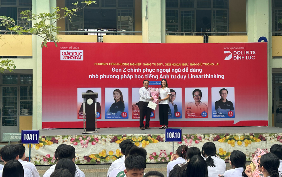 Cô Đỗ Thị Ngọc Anh - Đại diện DOL English gửi tặng hoa cảm ơn tới BGH nhà trường.