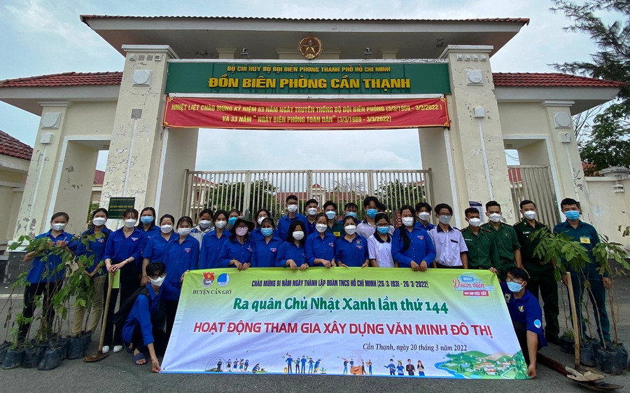 Đoàn viên thanh niên tại địa bàn thị Trấn Cần Thạnh ra quân ngày chủ nhật xanh lần thứ 144.