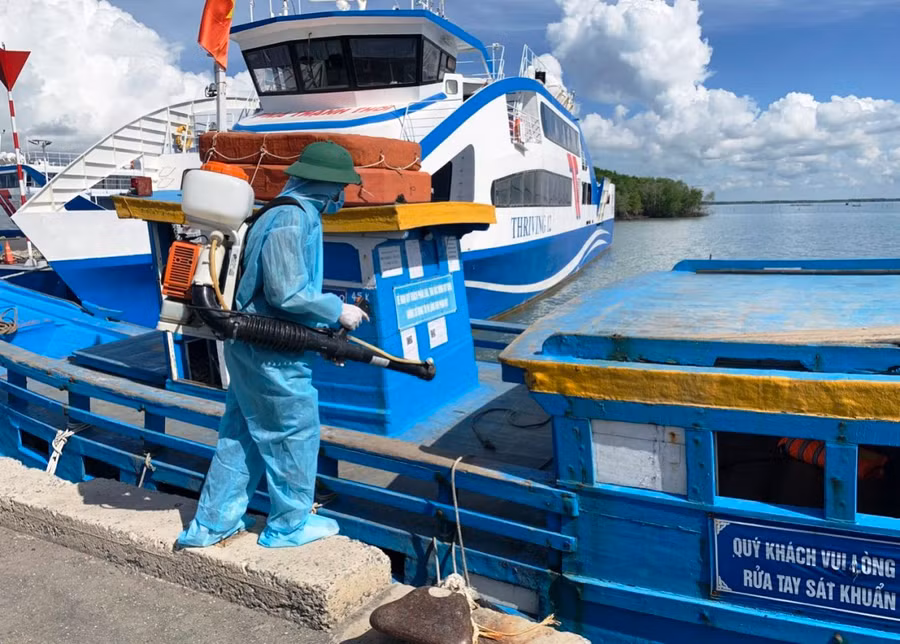 Lực lượng Biên phòng phun khử khuẩn tại bến đò Tắc Xuất (thị trấn Cần Thạnh).