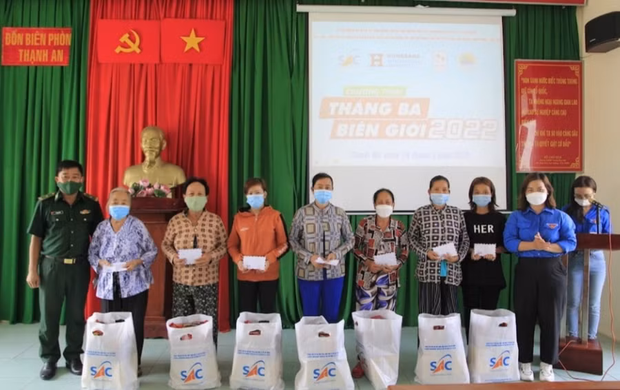 Đại diện các cơ sở đoàn tặng quà cho các gia đình chính sách tại xã đảo Thạnh An.