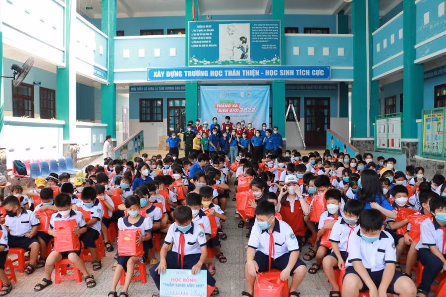 Đoàn Thanh niên Biên phòng TPHCM phối hợp với Đoàn Trường Cao đẳng sư phạm Trung ương, Đoàn Trường Đại học Quốc tế Hồng Bàng, Trung tâm hỗ trợ học sinh sinh viên TP tặng 220 phần quà cho học sinh có hoàn cảnh khó khăn tại xã đảo Thạnh An.