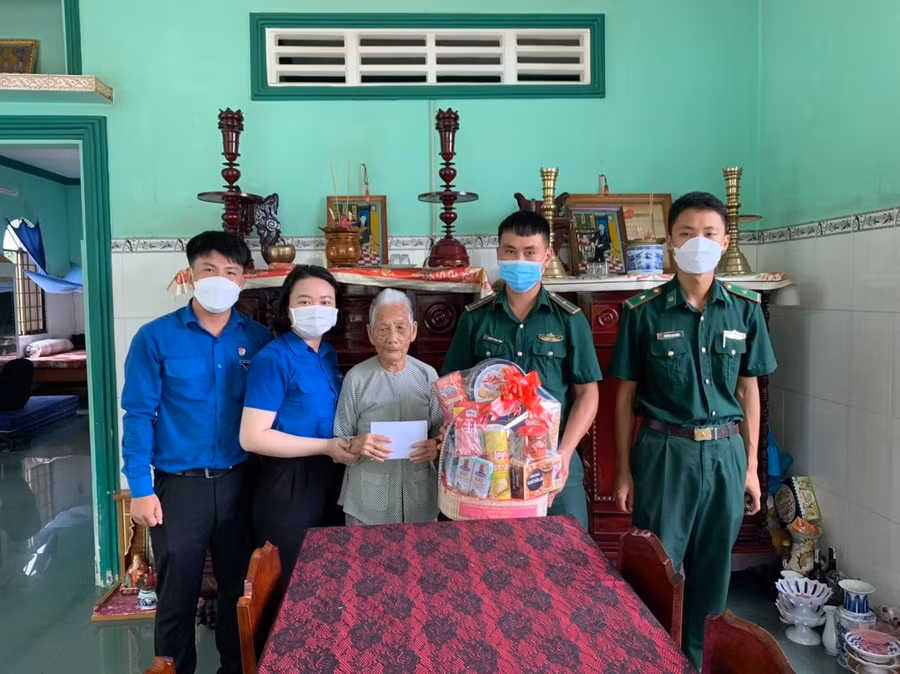 Chi đoàn Hải đội 2 (bộ đội Biên phòng TPHCM) phối hợp với Đoàn thị trấn Cần Thạnh tặng quà Mẹ Việt Nam Anh Hùng Nguyễn Thị Hay trú tại thị trấn Cần Thạnh.