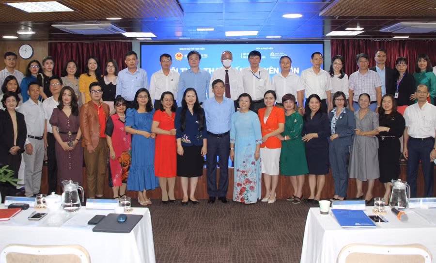 Đại biểu chụp ảnh lưu niệm.