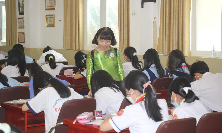 Một trong những điểm mới của năm nay là thí sinh được tự do chọn chỗ ngồi thực hiện bài viết văn. Một trong những điểm mới của năm nay là thí sinh được tự do chọn chỗ ngồi thực hiện bài viết văn.