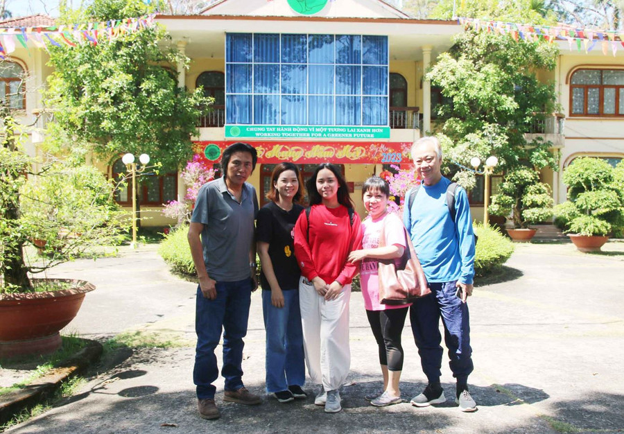 Ông Phạm Xuân Thịnh (ngoài cùng bên trái), Giám đốc Vườn quốc gia Cát Tiên, chụp ảnh lưu niệm với gia đình của Bella Vũ.