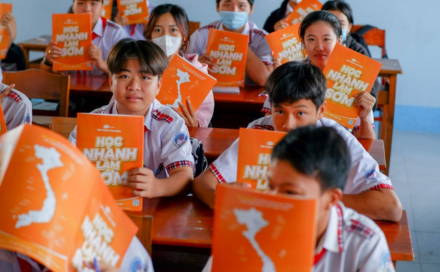 Buổi hướng nghiệp cho các bạn học sinh THCS Vĩnh Thạnh-Cần Thơ. Buổi hướng nghiệp cho các bạn học sinh THCS Vĩnh Thạnh-Cần Thơ.