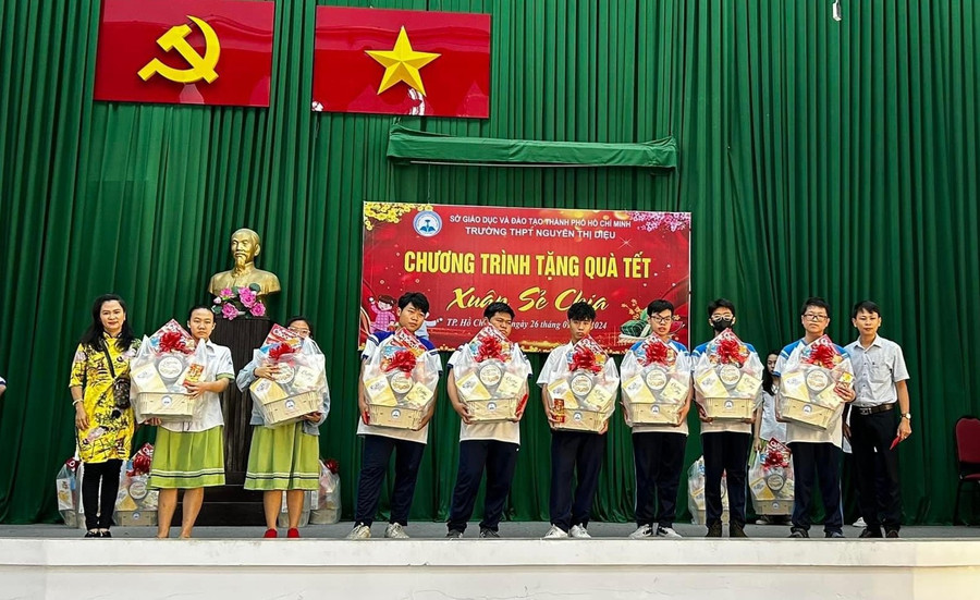 Học sinh Trường THPT Nguyễn Thị Diệu (quận 3) vui mừng nhận quà Tết. Học sinh Trường THPT Nguyễn Thị Diệu (quận 3) vui mừng nhận quà Tết.