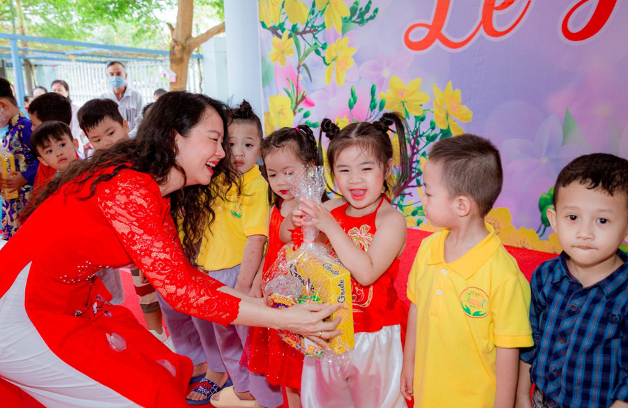 Trẻ mầm non Phú Mỹ vui mừng nhận quà Tết. Trẻ mầm non Phú Mỹ vui mừng nhận quà Tết.