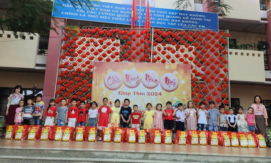 Học sinh Trường tiểu học Lương Thế Vinh nhận quà Tết từ nhà trường và các mạnh thường quân. Học sinh Trường tiểu học Lương Thế Vinh nhận quà Tết từ nhà trường và các mạnh thường quân.