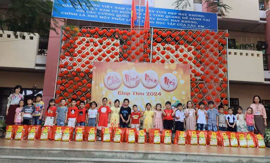 Học sinh Trường tiểu học Lương Thế Vinh nhận quà Tết từ nhà trường và các mạnh thường quân.