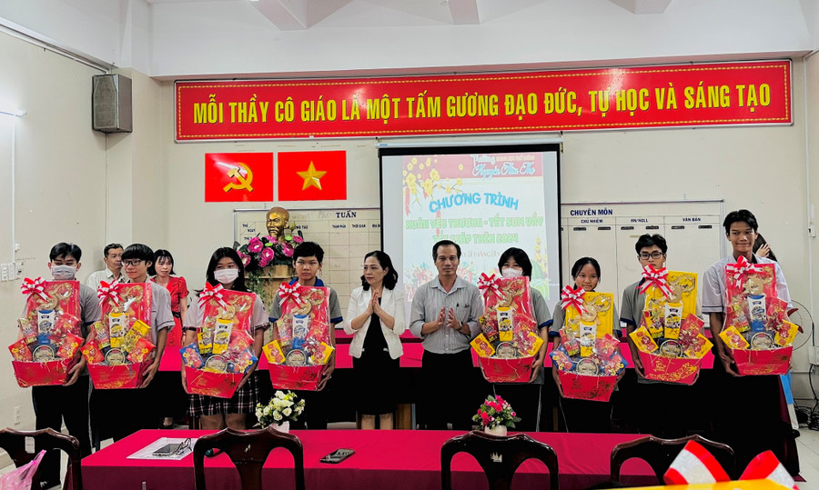 Trường THPT Nguyễn Hữu Thọ trao quà Tết cho học sinh. Trường THPT Nguyễn Hữu Thọ trao quà Tết cho học sinh.