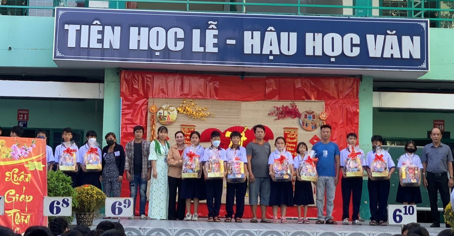 Dịp Tết Giáp Thìn 2024, Trường THCS An Lạc phối hợp với các mạnh thường quân trao 65 suất quà cho học sinh có hoàn cảnh khó khăn. Dịp Tết Giáp Thìn 2024, Trường THCS An Lạc phối hợp với các mạnh thường quân trao 65 suất quà cho học sinh có hoàn cảnh khó khăn.