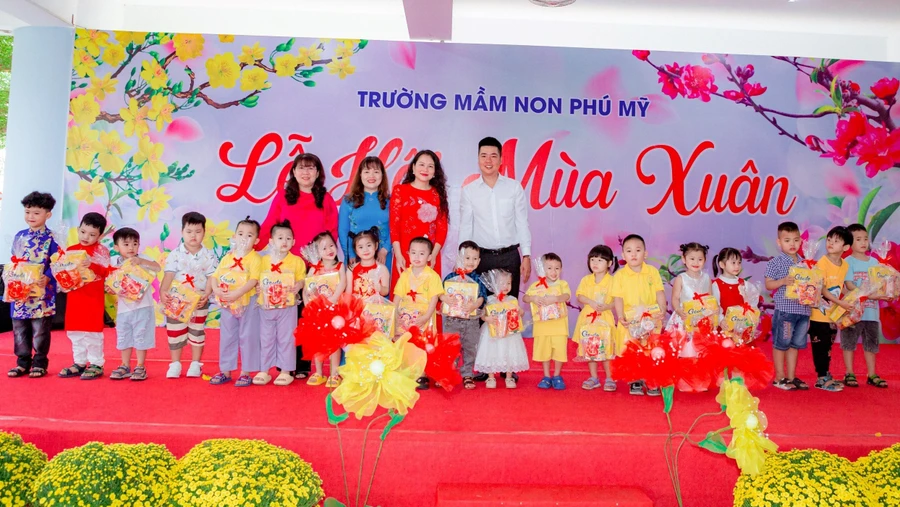 Trường mầm non Phú Mỹ tặng quà cho trẻ có hoàn cảnh khó khăn.