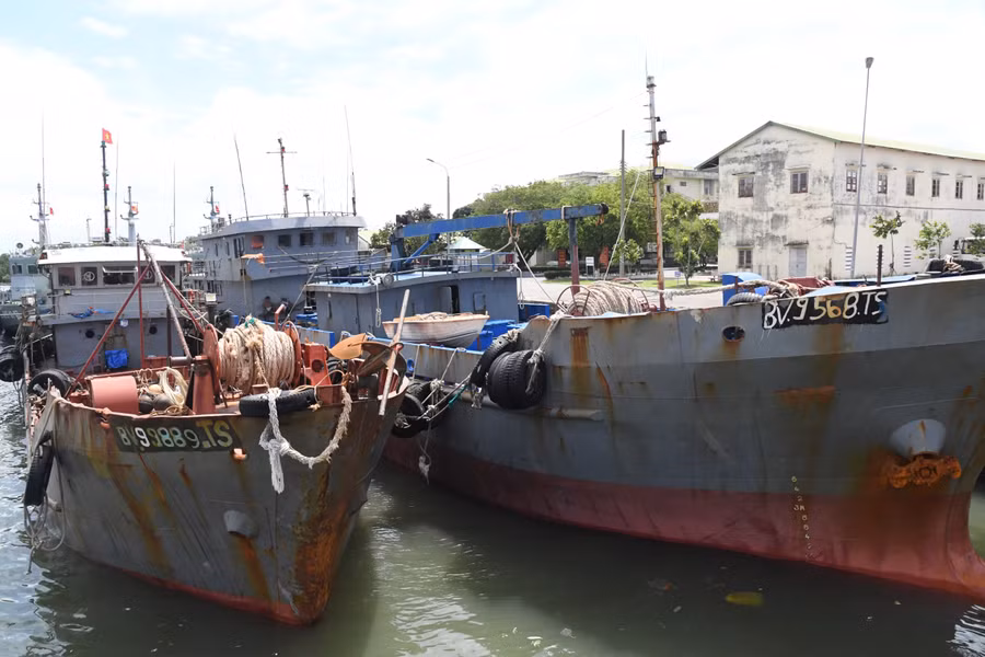 Lực lượng chức năng dẫn giải tàu vi phạm về cảng Hải đoàn Biên phòng 18 để tiếp tục điều tra xử lý.