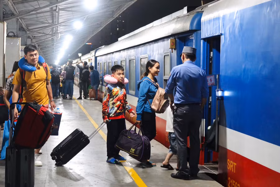 Người dân TPHCM về quê đón Tết. Ảnh: Nguyễn Thỏa.