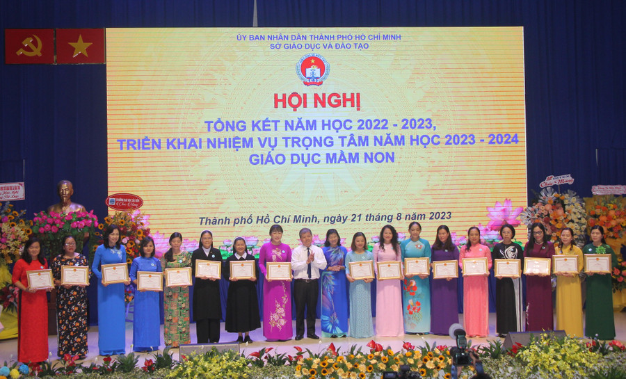 Các tập thể, cá nhân đạt thành tích được khen thưởng. Các tập thể, cá nhân đạt thành tích được khen thưởng.