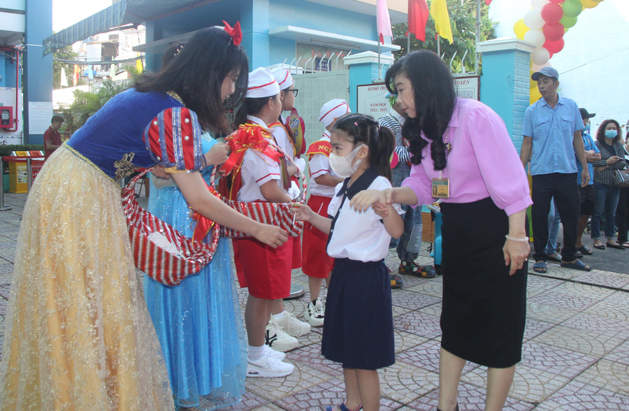 Giáo viên Trường tiểu học Nguyễn Thanh Tuyền tổ chức phát kẹo cho học sinh. Giáo viên Trường tiểu học Nguyễn Thanh Tuyền tổ chức phát kẹo cho học sinh.