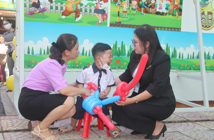 Cô Đặng Thị Mỹ Dung cùng giáo viên dỗ dành học sinh trong ngày đầu bước vào lớp 1. Cô Đặng Thị Mỹ Dung cùng giáo viên dỗ dành học sinh trong ngày đầu bước vào lớp 1.