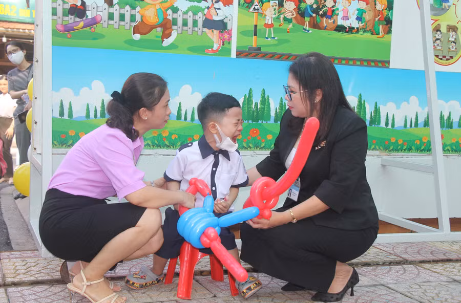 Cô Đặng Thị Mỹ Dung cùng giáo viên dỗ dành học sinh trong ngày đầu bước vào lớp 1.