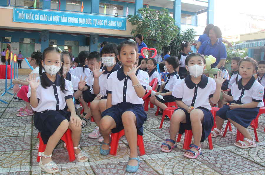 Học sinh lớp 1 Trường tiểu học Nguyễn Thanh Tuyền đến tựu trường từ rất sớm. Học sinh lớp 1 Trường tiểu học Nguyễn Thanh Tuyền đến tựu trường từ rất sớm.