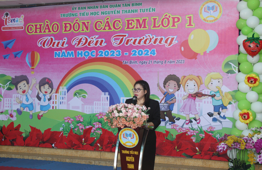 Cô Đặng Thị Mỹ Dung phát biểu chào mừng học sinh lớp 1 tựu trường. Cô Đặng Thị Mỹ Dung phát biểu chào mừng học sinh lớp 1 tựu trường.