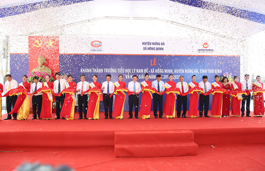 Phó Thủ tướng cắt băng khánh thành Trường Tiểu học Lý Nam Đế.