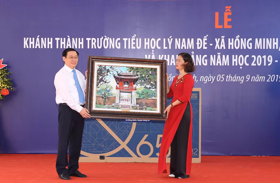 Phó Thủ tướng Vương Đình Huệ tặng bức tranh biểu tượng Khuê Văn Các cho nhà trường.