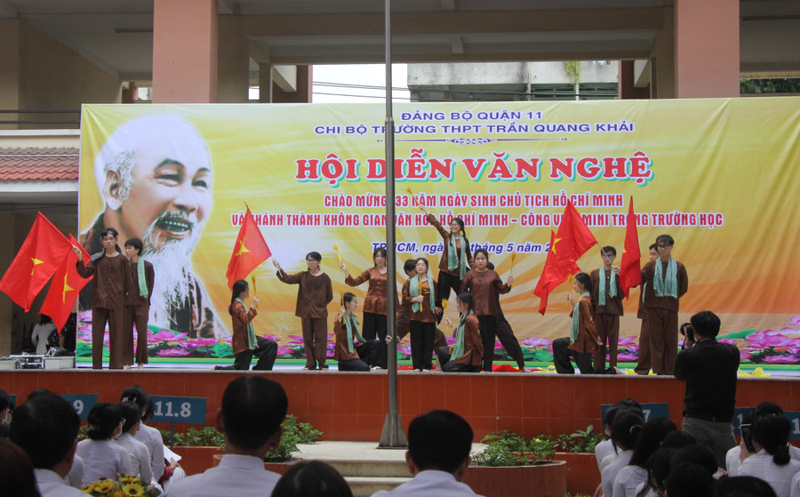 Tiết mục biểu diễn của học sinh Trường THPT Trần Quang Khải tại hội diễn văn nghệ chào mừng 133 năm ngày sinh chủ tịch Hồ Chí Minh. Tiết mục biểu diễn của học sinh Trường THPT Trần Quang Khải tại hội diễn văn nghệ chào mừng 133 năm ngày sinh chủ tịch Hồ Chí Minh.