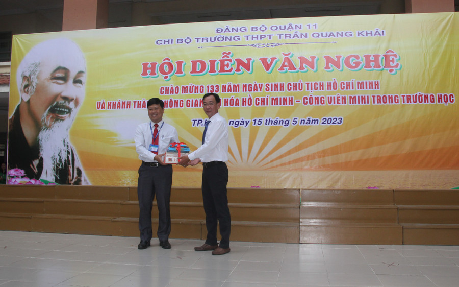 Lãnh đạo Ban Tuyên giáo quận ủy Quận 11 tặng sách cho Trường THPT Trần Quang Khải. Lãnh đạo Ban Tuyên giáo quận ủy Quận 11 tặng sách cho Trường THPT Trần Quang Khải.