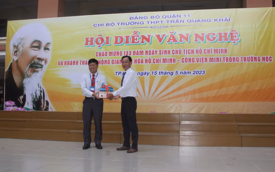 Lãnh đạo Ban Tuyên giáo quận ủy Quận 11 tặng sách cho Trường THPT Trần Quang Khải.