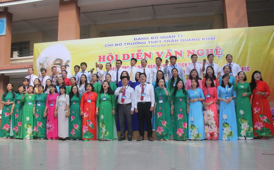 Tiết mục biểu diễn của cán bộ, giáo viên Trường THPT Trần Quang Khải tại hội diễn văn nghệ chào mừng 133 năm ngày sinh Chủ tịch Hồ Chí Minh. Tiết mục biểu diễn của cán bộ, giáo viên Trường THPT Trần Quang Khải tại hội diễn văn nghệ chào mừng 133 năm ngày sinh Chủ tịch Hồ Chí Minh.