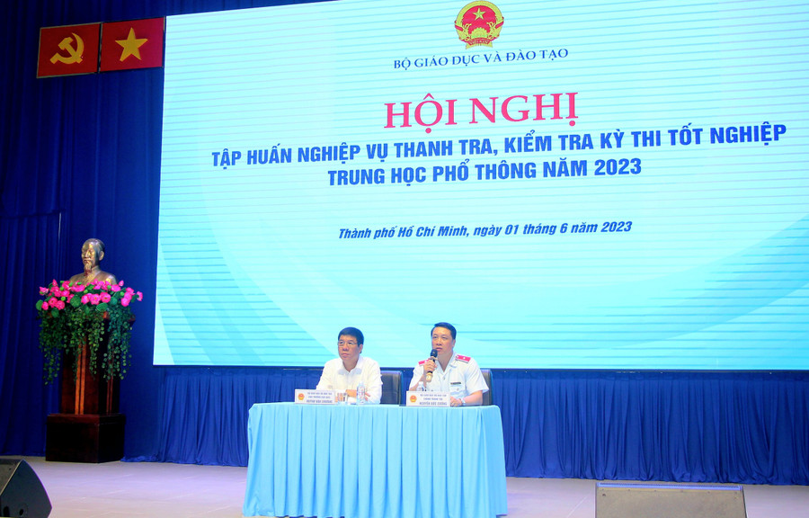 Ông Nguyễn Đức Cường và ông Huỳnh Văn Chương giải đáp thắc mắc của đại biểu. Ông Nguyễn Đức Cường và ông Huỳnh Văn Chương giải đáp thắc mắc của đại biểu.