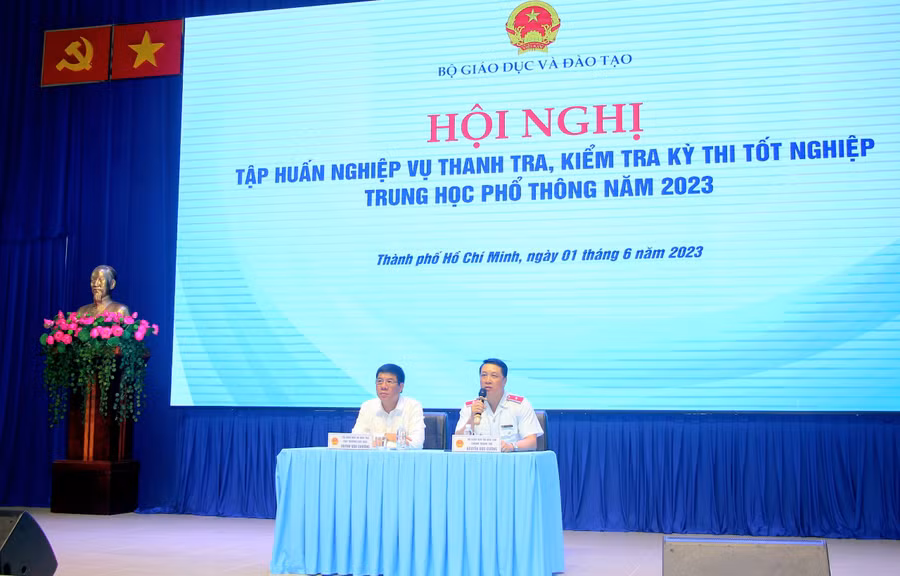 Ông Nguyễn Đức Cường và ông Huỳnh Văn Chương giải đáp thắc mắc của đại biểu.