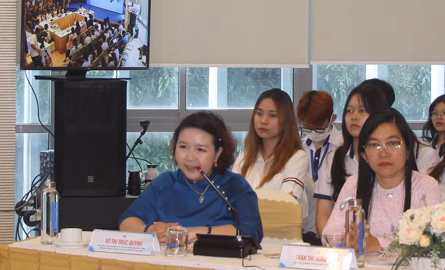 Bà Võ Thị Trúc Quỳnh, Phó giám đốc Nghiên cứu và phát triển chương trình Trường Quốc tế song ngữ Victoria Nam Sài Gòn (ngoài cùng bên trái) chia sẻ thắc mắc của phụ huynh về vấn đề "Con tôi học trường song ngữ, tôi có phải nói tiếng Anh suốt với con ở nhà thì con mới giỏi hay không?".