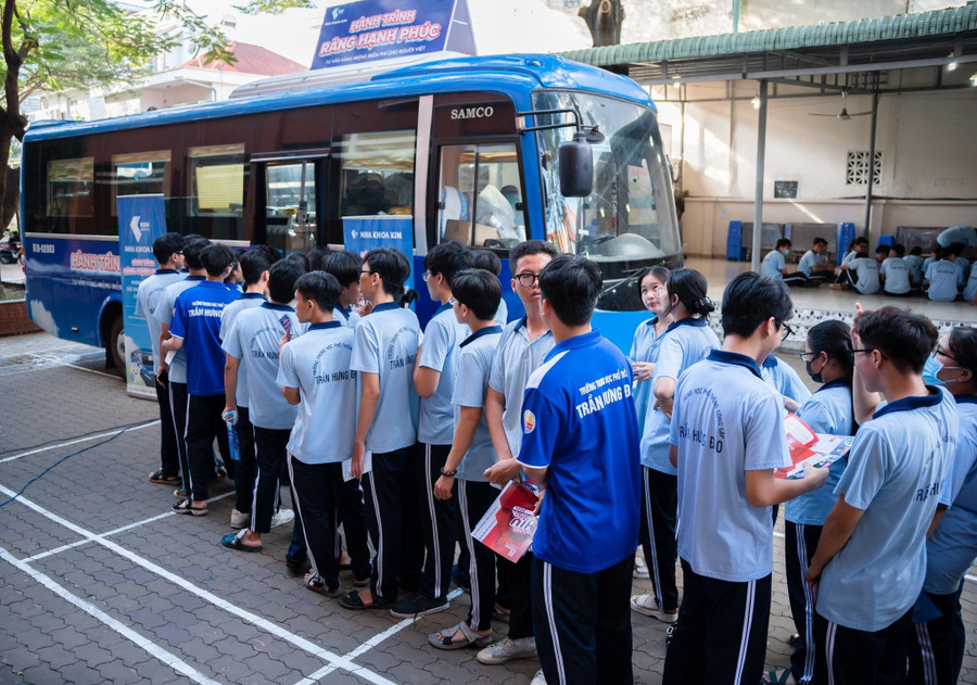 Góc “Răng hạnh phúc" chuyên khám và điều trị các bệnh lý về răng chuyên sâu cho các em học sinh THPT. Góc “Răng hạnh phúc" chuyên khám và điều trị các bệnh lý về răng chuyên sâu cho các em học sinh THPT.