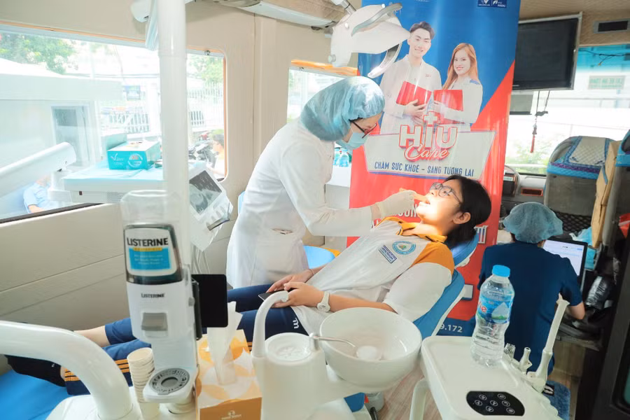 Các Bác sĩ trực tiếp khám và điều trị cho học sinh trên xe Nha.