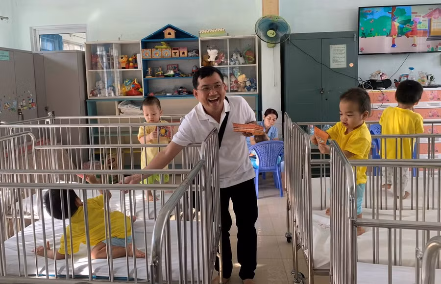 Thầy Long tặng quà cho trẻ mồ côi tại trung tâm nuôi dạy trẻ mồ côi Gò Vấp.