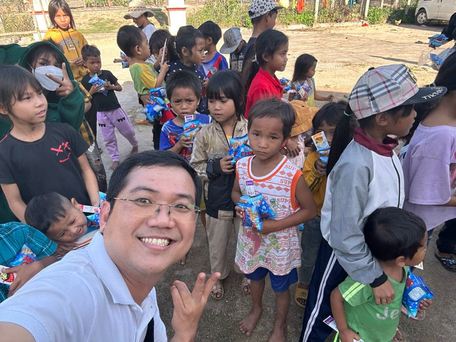 Thầy Long trong chuyến tặng quà cho trẻ mồ côi tại huyện Kông Chro. Thầy Long trong chuyến tặng quà cho trẻ mồ côi tại huyện Kông Chro.