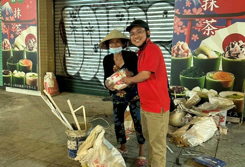 Thầy Long tặng quà cho người nghèo tại TPHCM. Thầy Long tặng quà cho người nghèo tại TPHCM.