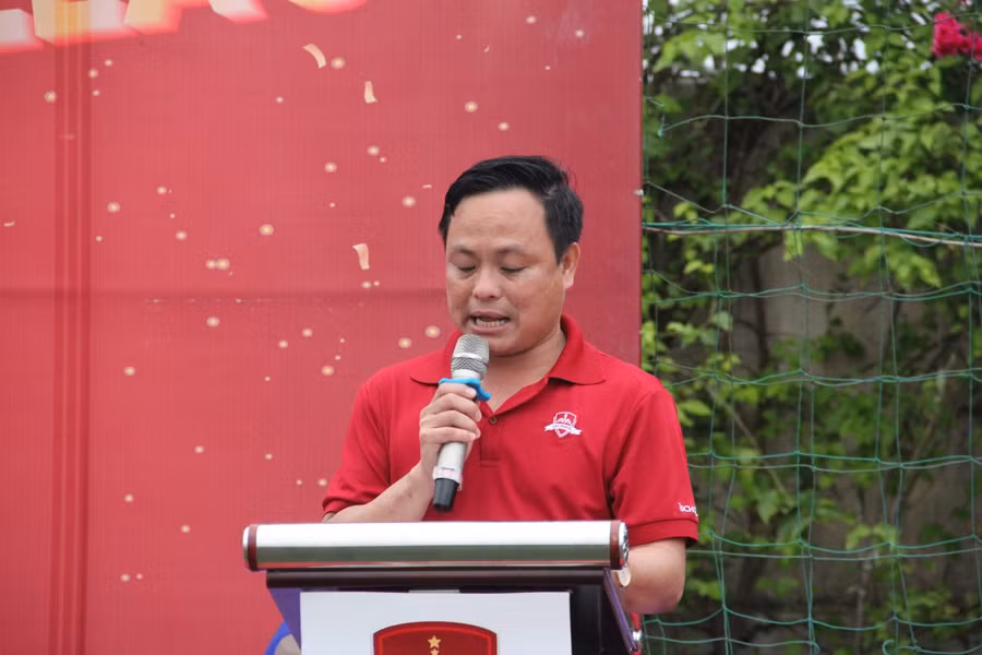 Thầy giáo Phạm Hồng Ứng, phó Hiệu trưởng phụ trách chuyên môn khối tiểu học trường Hội nhập quốc tế iSchool phát biểu tổng kết mùa giải.