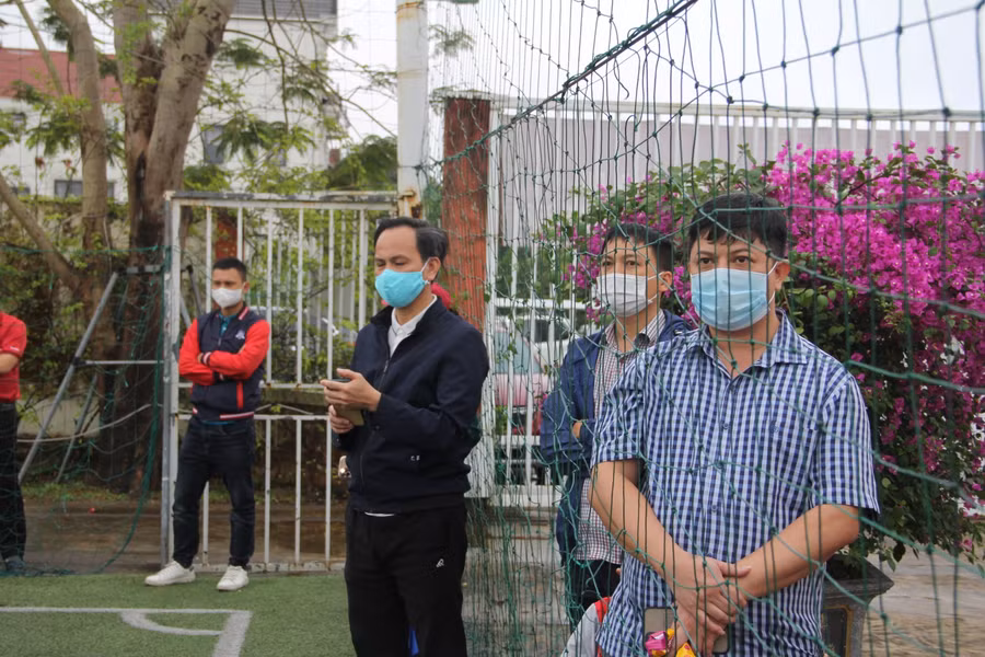 Nhiều bậc phụ huynh cùng hồi hộp theo dõi trái bóng lăn.