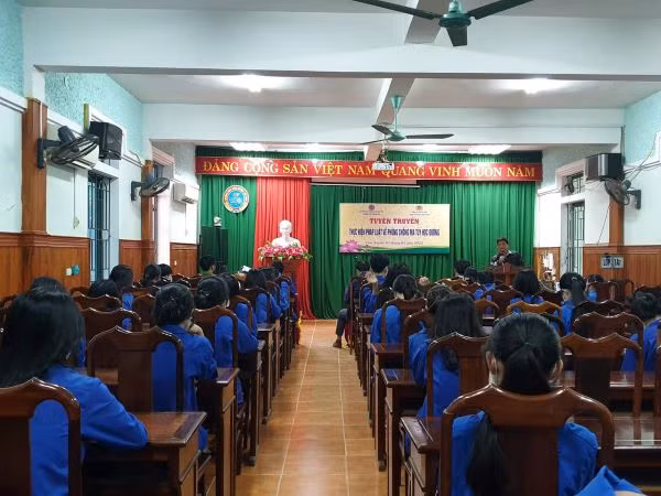 Trong thời gian quan, Công an huyện Cẩm Xuyên đã tổ chức tuyên truyền về phòng, chống ma túy cho hơn 3.000 học sinh và giáo viên trên địa bàn.