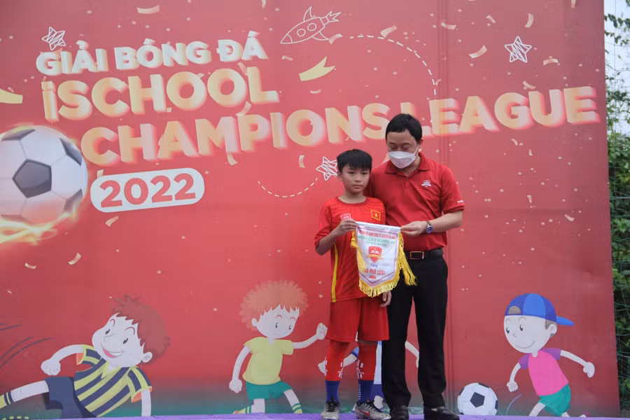 Ban tổ chức đã trao các giải phụ như vua phá lưới,...